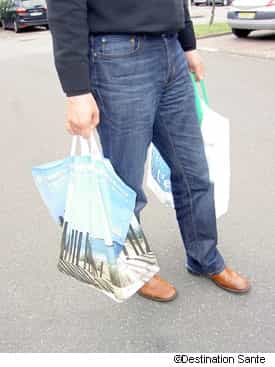 Les sacs réutilisables sont une bonne idée, mais ils doivent être lavés pour éviter les intoxications alimentaires. © Phovoir