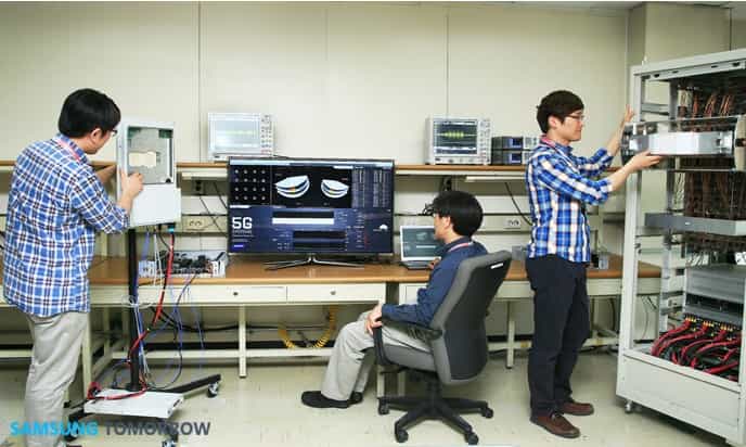 Dans son centre de recherche et développement, Samsung est parvenu à maîtriser une technologie de transmission basée sur la bande de fréquence à ondes millimétriques utilisée par les opérateurs Internet par satellite. La connexion 5G, réalisée sur une distance de deux kilomètres, a nécessité l’installation de 64 antennes relais. © Samsung Electronics