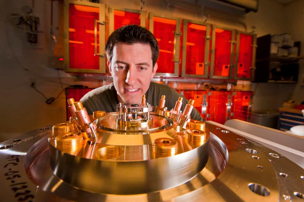 Un des chercheurs du laboratoire Sandia impliqués dans les expériences avec la Z machine. Ryan McBride contemple au centre d'un dispositif le cylindre en béryllium utilisé pour les tests. © Sandia Corporation
