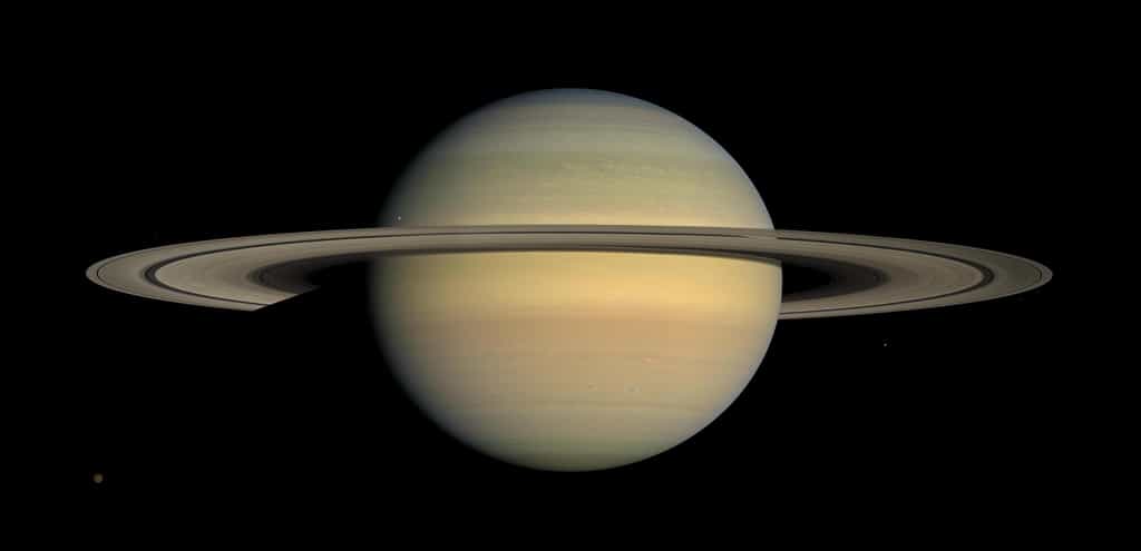 Une photo de Saturne et de ses lunes prise par une sonde Voyager. © Nasa