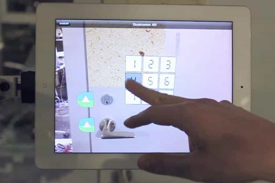 Dans cet exemple, Smarter Object est utilisé pour sécuriser l’ouverture d’une porte. Un pavé numérique projeté en réalité augmentée permet de composer le code qui va déverrouiller la porte. © Fluid Interfaces Group, MIT Media Lab