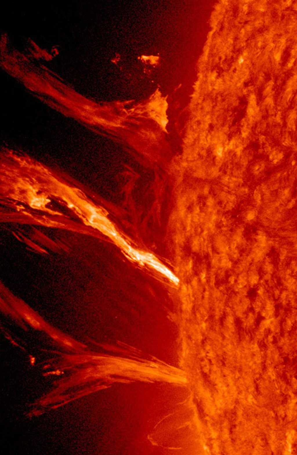 Cette image prise par la sonde SDO de la Nasa montre d'impressionnantes éruptions solaires avec des arches de plasma éjectées. Elle donne une idée de ce qui doit se passer avec les bulles tirées par l'étoile V Hydrae. © Nasa