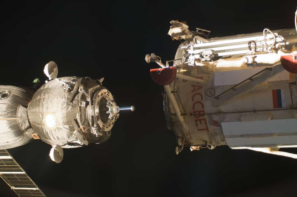 Amarrage à l'ISS de la capsule Soyouz TMA-3M en décembre 2011. Le retour sur Terre de cette capsule, avec trois astronautes, est prévu en mai 2012 pour laisser la place à trois nouveaux arrivants. Le lancement de ces futurs occupants a été reporté en raison de l'indisponibilité de leur capsule (Soyouz TMA-4M). © Nasa