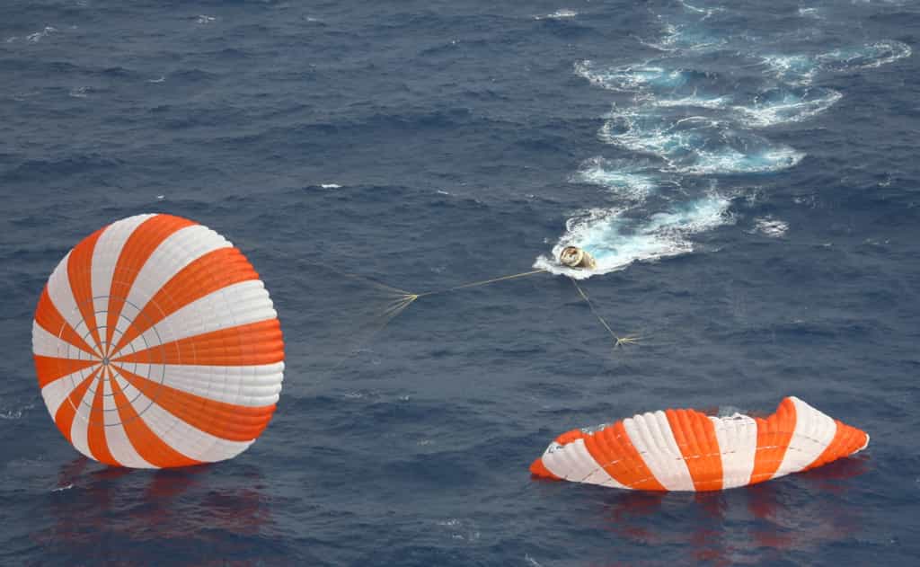 Malgré un incident au décollage, la première mission commerciale de l'histoire se solde par un succès. La capsule Dragon est retournée sur Terre en sécurité en amerrissant au large des côtes californiennes. © SpaceX