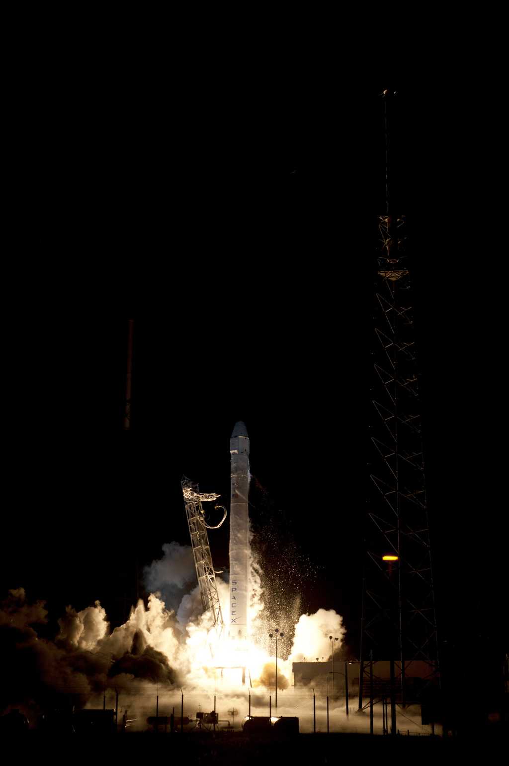 Premier lancement commercial pour la Nasa, mais également premier lancement sans report, le Falcon-9 de SpaceX, dont une version évoluée pourrait lancer des astronautes, fait d'indéniables progrès. Quant à la perte d'un de ses moteurs, les spécialistes attendront les explications de SpaceX avant d'en tirer des conclusions. © Nasa