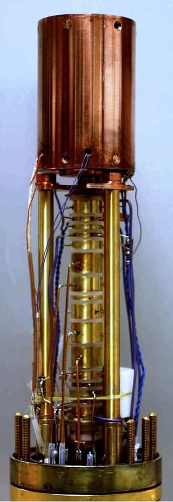 Une photo du piège de Penning utilisé par les chercheurs pour faire basculer le spin d'un seul proton. © Holger Kracke