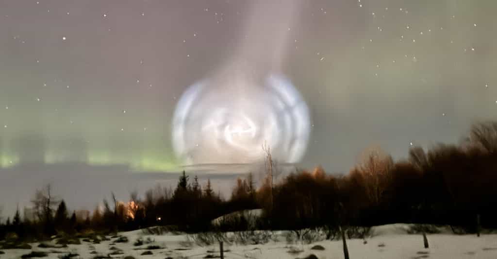 Une mystérieuse spirale lumineuse s’est allumée ce mardi 5 mars 2024 au-dessus de la Norvège, et ici, de l’Islande. Mystérieuse ? Pas tant que ça. © Shang Yang, X