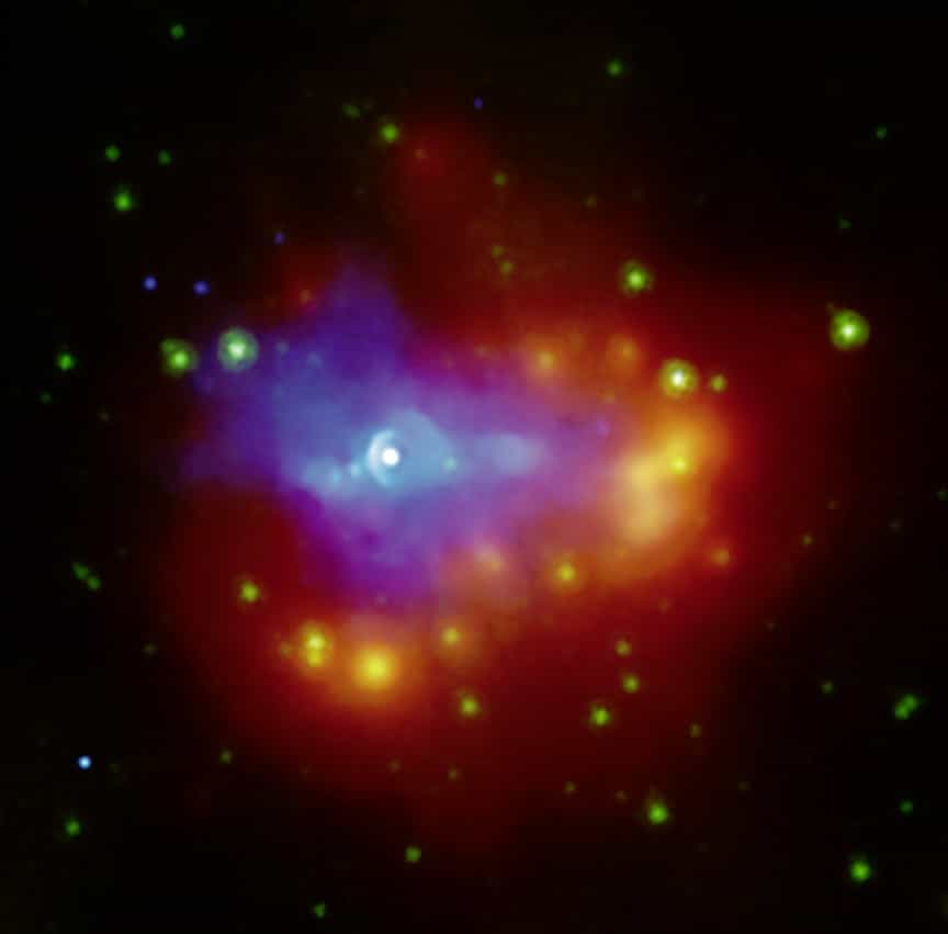 La composition des images prises par Chandra (en rayons X) et Spitzer (en infrarouge) permet de révéler l'étendue de la bulle poussiéreuse primitive de la supernova G54.1+03 illuminée par un amas stellaire. Crédit : X-ray: Nasa / CXC / SAO / T. Temim et al.; IR: Nasa / JPL-Caltech

