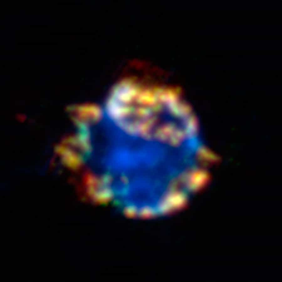 Gros plan sur la nébuleuse Cassiopée A laissée il y a environ 300 ans par l'explosion d'une étoile située à 11.000 années-lumière. Crédit : Nasa/JPL-Caltech