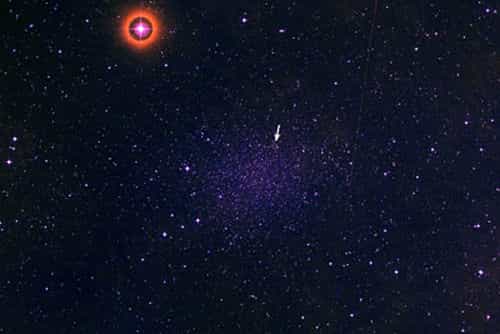 La galaxie naine du Sculpteur, une flèche blanche indiquant la position de MAG 29. Crédit : Palomar Digitized Sky Survey-Cornell University
