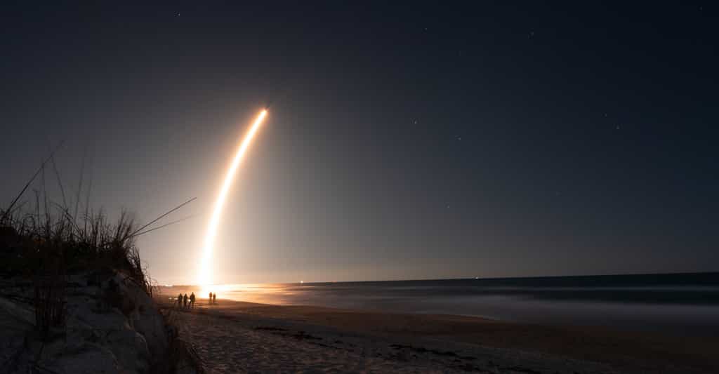 Des satellites de la constellation Starlink lancés par SpaceX ont été frappés par une tempête géomagnétique. Ils sont en train de retomber sur Terre. © Kevin, Adobe Stock