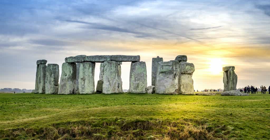Les mégalithes de Stonehenge trônent aujourd'hui au milieu d'une plaine mais quel était le paysage parcouru par les chasseurs-cueilleurs du Mésolithique, alors que ce monument n'existait pas encore ? © Athip, Adobe Stock