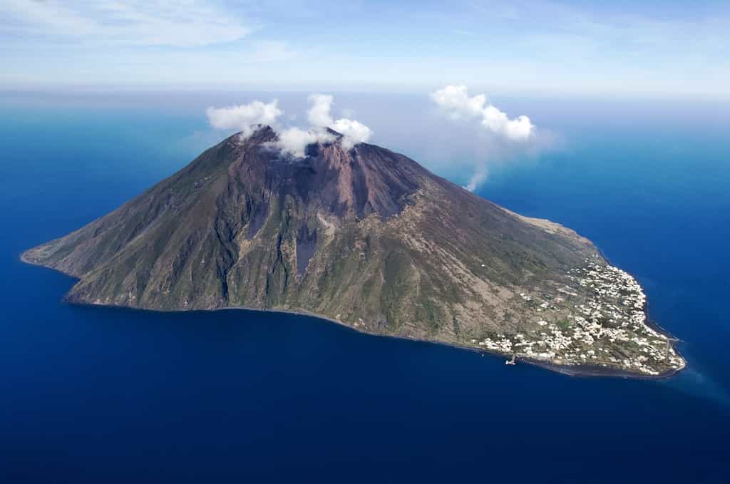 Le Stromboli a la forme typique associée aux volcans dans l’imaginaire du grand public. © luigi nifosi, Shutterstock
