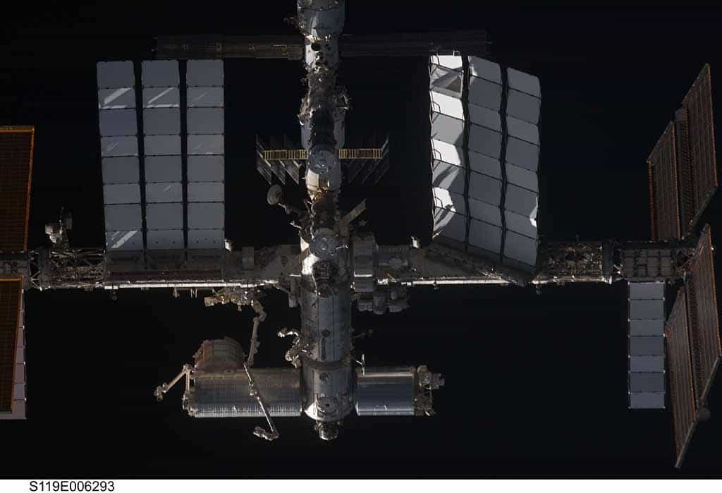 La station, vue depuis Discovery lors de son rendez-vous. Les nouveaux panneaux solaires ne sont pas encore installés. Crédit Nasa
