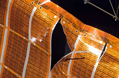 Gros plan sur la déchirure du panneau solaire. Crédit NASA.