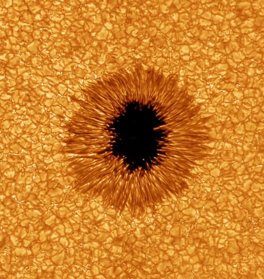 Une tache solaire est une zone sombre se manifestant par intermittence sur la surface apparente du soleil. Plus l'activité du soleil est importante, plus il y a de taches solaires. Cette image de tache solaire obtenue à l'aide du&nbsp;New Solar Telescope présente une résolution exceptionnelle&nbsp;: chacun de ces grains mesure environ 1.000 kilomètres et les plus petits détails avoisinent 65 kilomètres.&nbsp;©&nbsp;Big Bear Solar Observatory