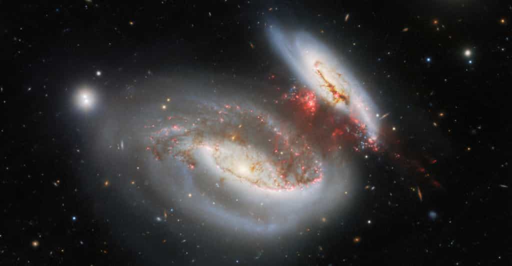 Le télescope Gemini North a capturé cette image de deux galaxies après leur collision frontale. Les « Taffy galaxies », UGC 12914 et UGC 12915. Un pont de gaz hautement turbulent dépourvu de formation d’étoiles significative est désormais jeté entre les deux galaxies. © International Gemini Observatory, NOIRLab, NSF, Aura