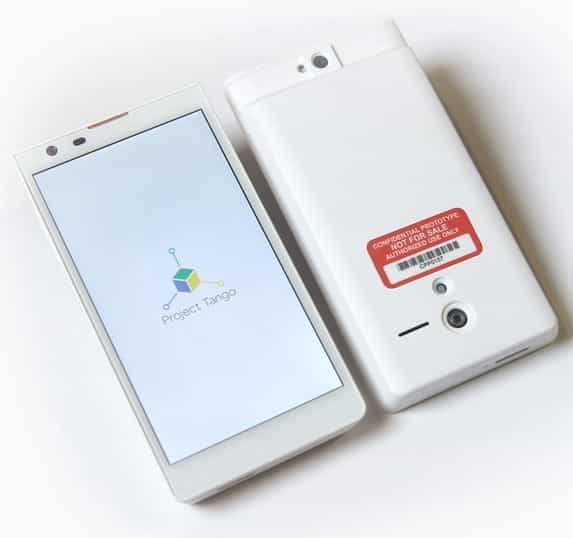Le prototype de smartphone Android conçu par Google dans le cadre de son projet Tango embarque des capteurs et des caméras pour faire de la détection 3D en temps réel au fur et à mesure que le terminal filme son environnement. © Google