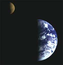 La Terre et la Lune vues par la sonde Galileo.
