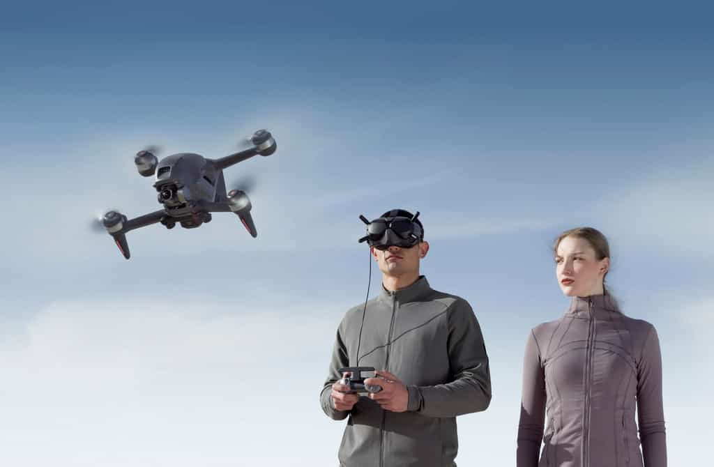 Le drone DJI FPV peut tout aussi bien être pris en main par un débutant absolu ou un pratiquant confirmé des courses de drones. © DJI 