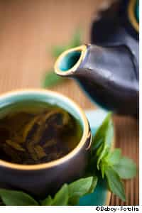 Boire de grandes quantités de thé vert ne serait pas bénéfique contre le cancer du sein. © Beboy/Fotolia