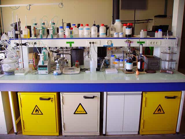 La technique du titrage permet de déterminer la concentration d’une espèce chimique. © Jean-Pierre, Flickr, CC by-sa 2.0