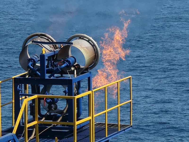 Le&nbsp;gaz&nbsp;produit à partir des hydrates de méthane au Japon est pour le moment directement brûlé par le biais d'une torchère. Par sécurité, durant les tests, les bateaux&nbsp;et les avions&nbsp;ne peuvent approcher à moins de deux kilomètres du navire de forage&nbsp;Chikyu.&nbsp;© Jogmec