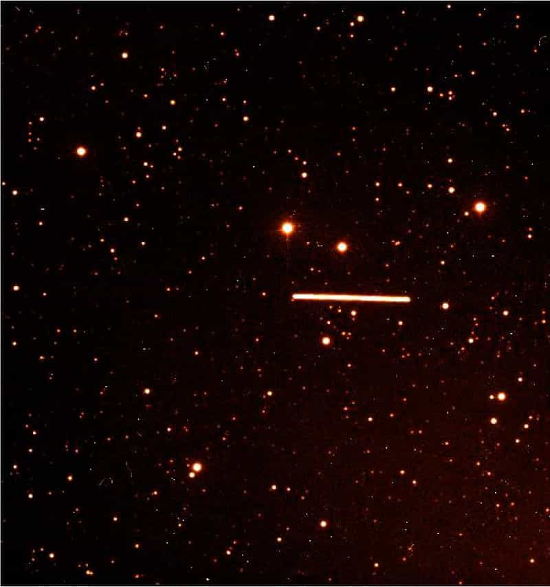 Des astéroïdes géocroiseurs frôlent régulièrement notre planète. Sur cette image prise le 29 septembre 2004, l'astéroïde Toutatis passe en trombe à 1,5 million de kilomètres. Son déplacement pendant la pose se traduit par un trait lumineux. Crédit Eso
