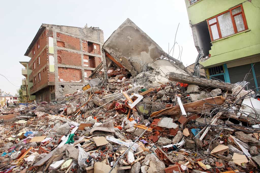 En octobre 2011, paysage de désolation dans l'agglomération de Van-Ercis, en Turquie après le tremblement de terre qui avait fait 604 tués et 4 152 blessés. De nouveau, un puissant séisme a eu lieu dans le sud-ouest de la Turquie ce lundi 6 février au matin, faisant des centaines de morts. © Cenk, Adobe Stock