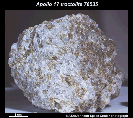 La roche baptisée troctolite 76535 trouvée par les astronautes de la mission Apollo 17 dans la région de Taurus-Littrow. Crédit : Nasa.