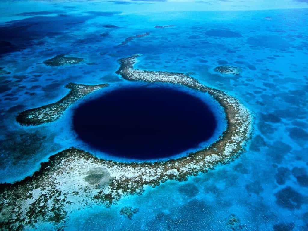 Un des célèbres trous bleus des Bahamas, celui de Bélize. Crédit : WallpaperMe.com 