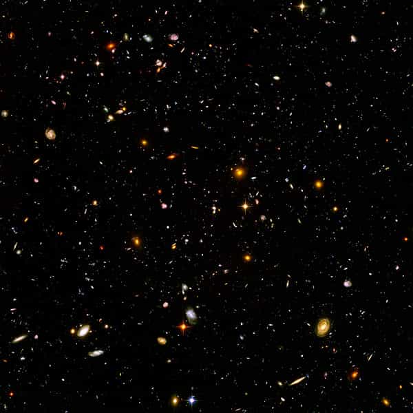 Après le Big Bang, la matière s'est regroupée puis a formé des amas d'étoiles et de planètes regroupées dans des galaxies, visibles aujourd'hui grâce aux yeux surpuissants d'Hubble. © Nasa &amp; Esa, Wikipédia, DP