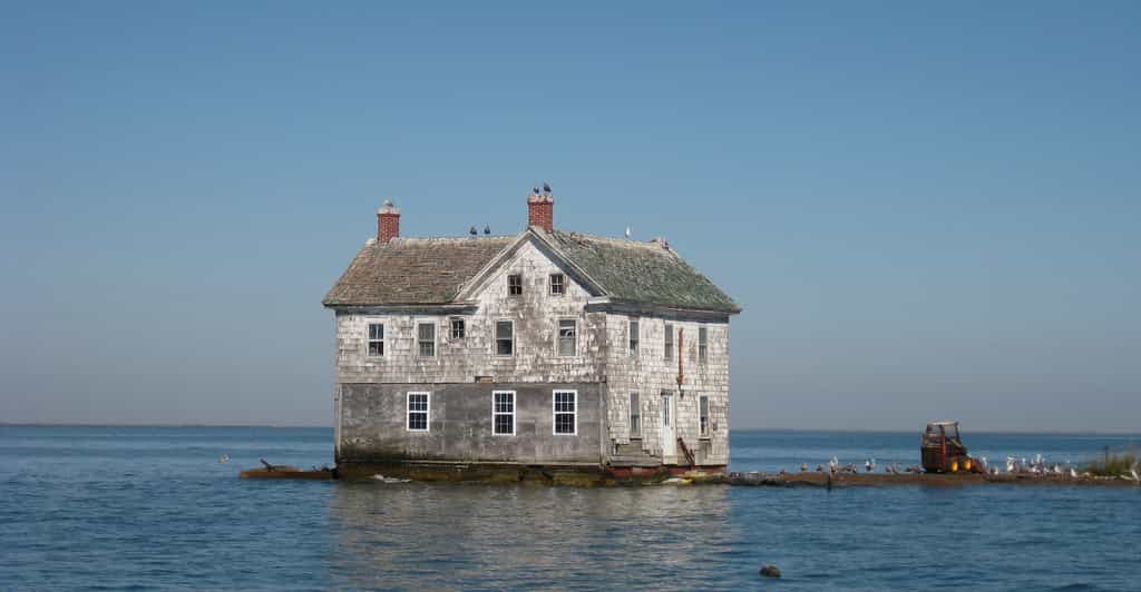 C’est la toute dernière maison qui restait sur Holland Island (Maryland, États-Unis). Une île submergée par l’élévation du niveau de la mer et par l’affaissement de la surface des terres. La maison s’est finalement effondrée en 2010. © baldeaglebluff, Wikipedia, CC by-SA 2.0