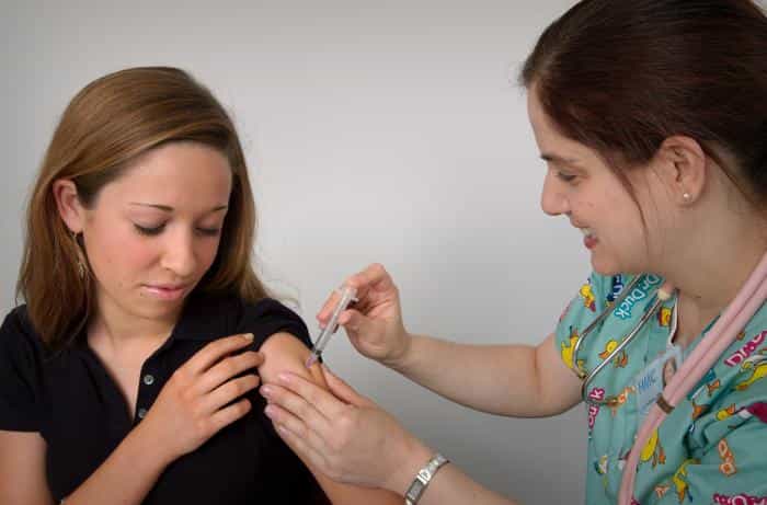 La vaccination contre le papillomavirus humain est conseillée aux jeunes filles avant leur premier rapport sexuel. Il s'agit d'un vaccin qui protège, en même temps, contre le cancer du col de l'utérus. © Judy Smith, CDC, DP