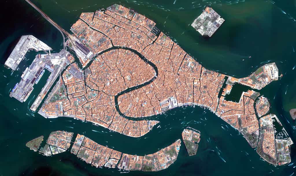 Cette image de Venise a été prise le 22 juin 2008 par Ikonos 2, un satellite commercial qui fournit des images à haute résolution en modes panchromatique et multispectral. © European Space Imaging (EUSI)
