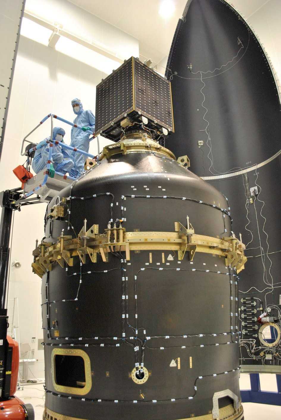 L'adaptateur Vespa, à l'intérieur duquel sont logés les satellites VNREDSat-1 et ESTCube-1, et Proba-V au-dessus. En arrière-plan, on distingue l’une des deux parties de la coiffe de Vega. © Karim Mellab, Esa
