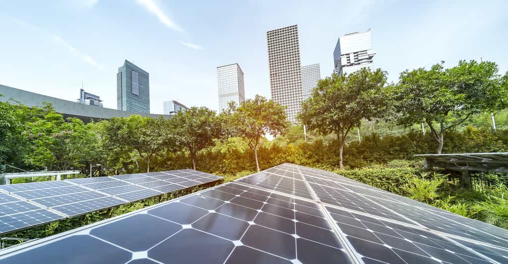En plus de s'appuyer sur des énergies renouvelables, les villes du futur devront être économes en énergie. © xiaoliangge, Adobe Stock
