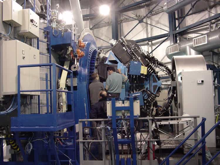 Intégration du spectromètre Vimos au foyer de l'un des télescopes du Very Large Telescope de l'ESO. © ESO/LAM/Observatoire de Marseille/CNRS/INSU