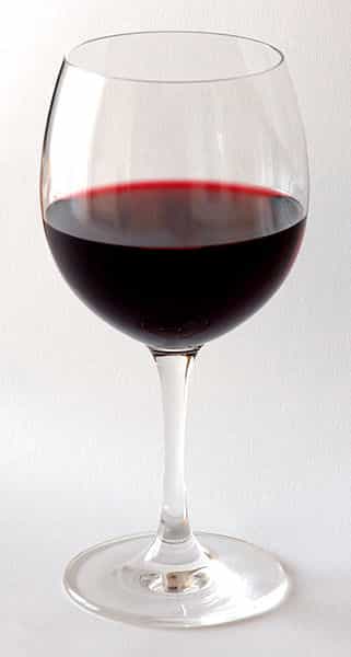 Le vin rouge contient du resvératrol, on suppose que c'est cette molécule qui est associée aux quelques bénéfices observés chez les gens qui boivent régulièrement de faibles doses de cet alcool. Mais tous les avantages du polyphénol ne passeraient pas forcément par le gène Sirt1, puisqu'il a été remarqué que les effets positifs constatés au niveau hépatique et sur le contrôle de la glycémie. © André Karwath, Wikipédia, cc by sa 3.0