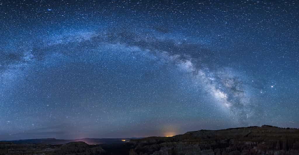 Des astronomes ont découvert un amas d’étoiles jeunes à la périphérie de la Voie lactée. Ces étoiles semblent s’être formées dans le courant magellanique formé par du gaz issu des nuages de Magellan, nos deux galaxies voisines. © Yggdrasill, Adobe Stock