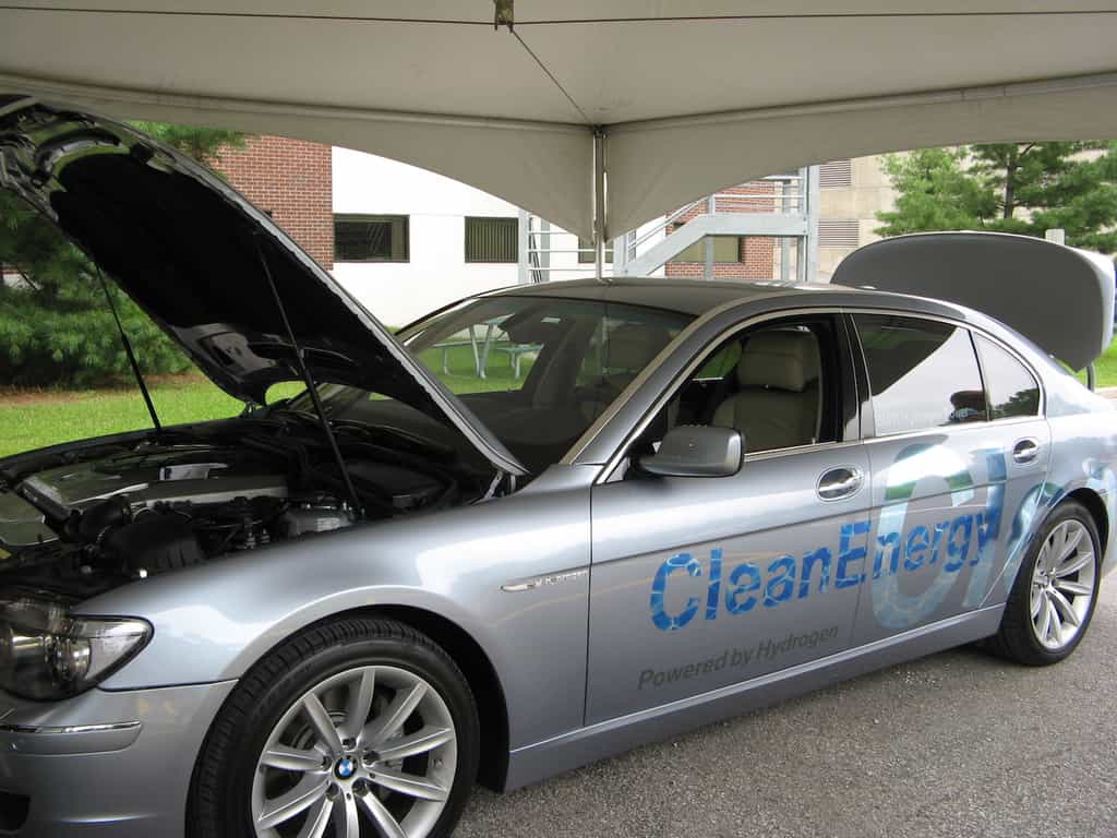 Pour alimenter les piles à combustible de nos futurs véhicules (ici, un modèle BMW), il faudra produire de l’hydrogène en quantité. Les biocatalyseurs imaginés par une équipe de l’université de l’Indiana (États-Unis) pourraient aider à rendre cette production plus simple, meilleur marché et plus verte. © Communications UQTR, Flickr, CC by-nc-nd 2.0