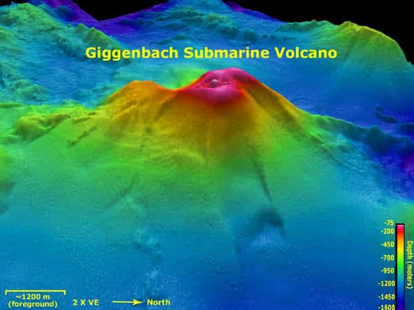 Le Giggenbach est lui aussi un volcan sous-marin très étudié. Sur l'image, la profondeur est figurée par un dégradé de couleurs comme l'indique la légende en bas à droite. © NOAA/National Science Foundation