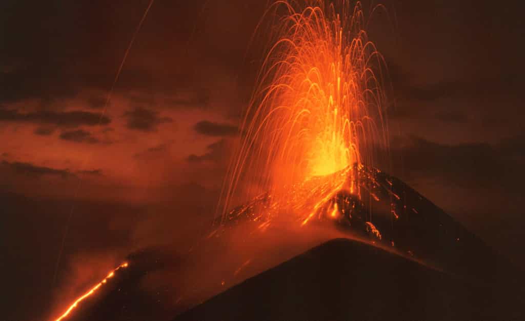 Vue nocturne d'une fontaine et d'une coulée de lave au sommet du Pacaya en 1992. C'est un volcan actif de 2.552 mètres d'altitude situé en périphérie de la ville d'Antigua, au Guatemala. Ses éruptions sont de type strombolienne. © Rolfcosar, Wikipédia, CC by-sa 2.5