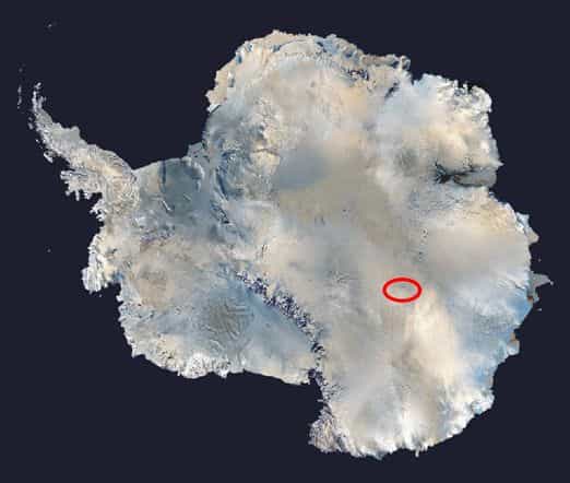 Avec ses 15.000 km2, le lac Vostok, dont la position est indiquée par l'ovale rouge,&nbsp;correspondrait à la plus grande étendue d’eau sous-glaciaire de la planète. Il n’aurait eu aucun échange avec l’atmosphère depuis près de 10 millions d’années. © Nasa