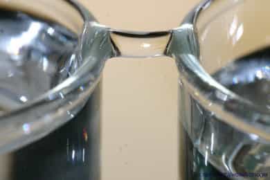 Pont d'eau créé par la différence de potentiel entre deux béchers d'eau. Crédit : Elmar C. Fuchs