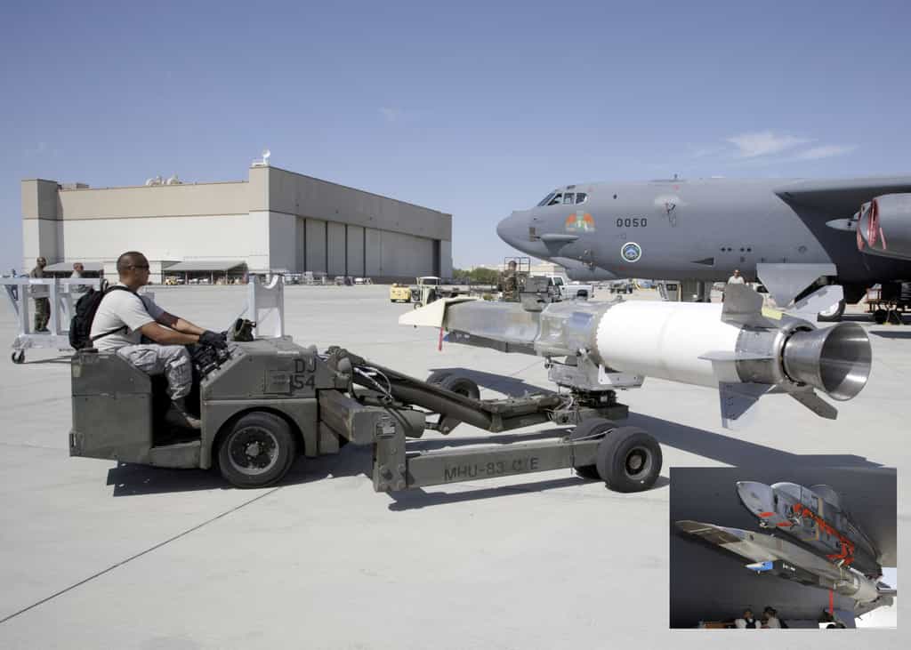 Le buzz du mois : le démonstrateur hypersonique X-51 a raté son vol d'essai. Mise en place du X-51A Waverider sous l'aile du Boeing B52 qui le transporte jusqu'à une altitude de 15 km avant de le larguer. Le nom de Waverider vient du fait que l'engin surfe sur sa propre onde de choc. © Wright-Patterson Air Force Base/Chad Bellay