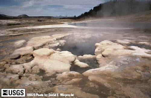 Les sources chaudes du Yellowstone. Crédit : US Geological Survey
