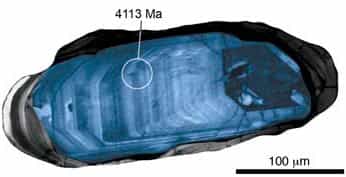 Une image au microscope en fausses couleurs d'un cristal de zircon âgé de plus de 4 milliards d'années, utilisé lors des analyses. Crédit : Mary Diman et John Valley