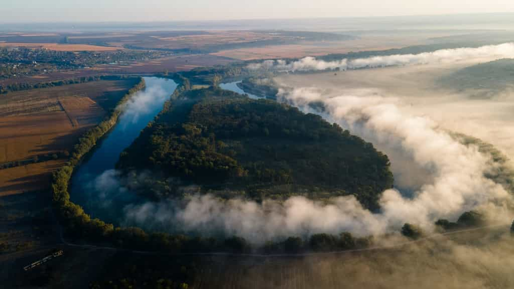 L'hydrologue Charlène Descollonges nous invite à réfléchir à la question de l'eau, une ressource précieuse mais sévèrement menacée par l'empreinte de l'humanité. © Charlène Descollonges