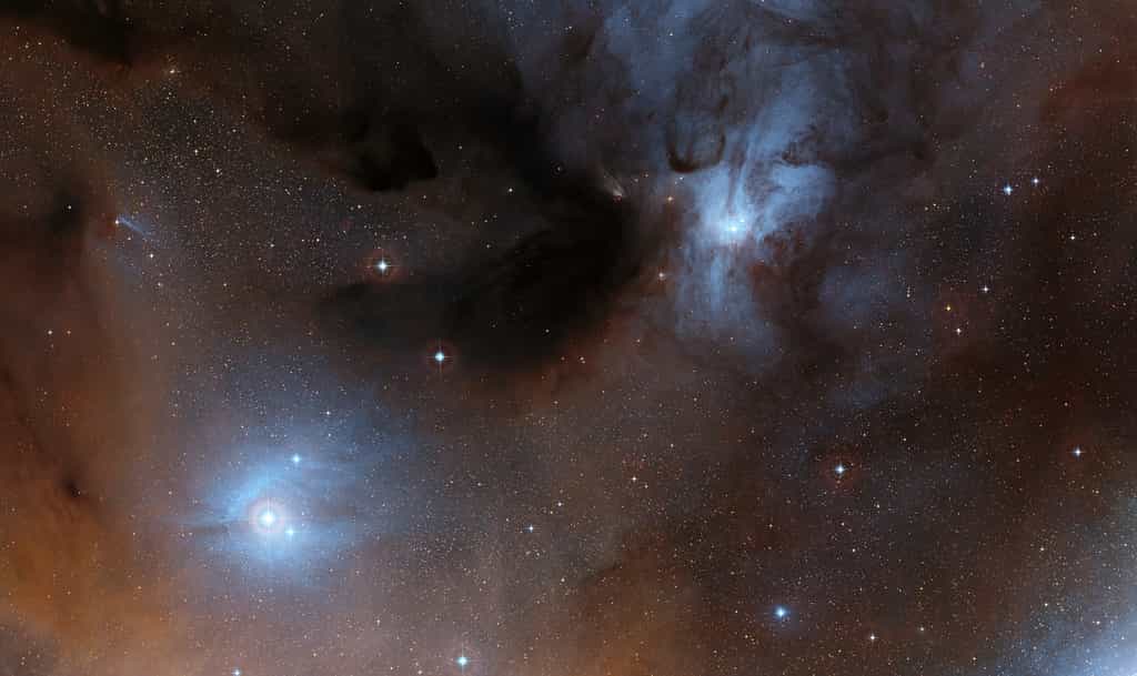 Cette vue étendue montre de spectaculaires nuages sombres et brillants constitutifs de Rho Ophiuchi, une zone de formation stellaire&nbsp;au sein de la constellation du Serpentaire. Cette image a été constituée à partir de clichés issus du Digitized Sky Survey 2. © ESO, DSS2, Davide De Martin